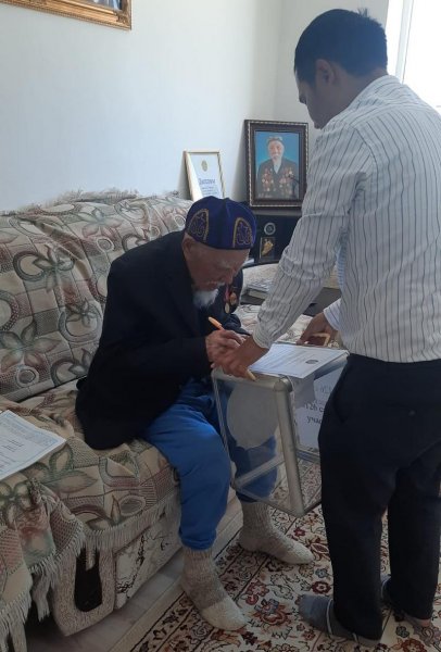 Ветераны ВОВ проголосовали на всенародном референдуме в Мангистау