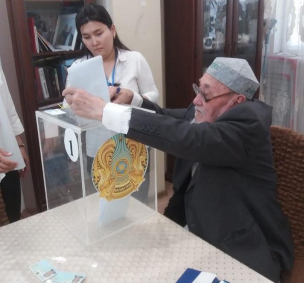 Ветераны ВОВ проголосовали на всенародном референдуме в Мангистау