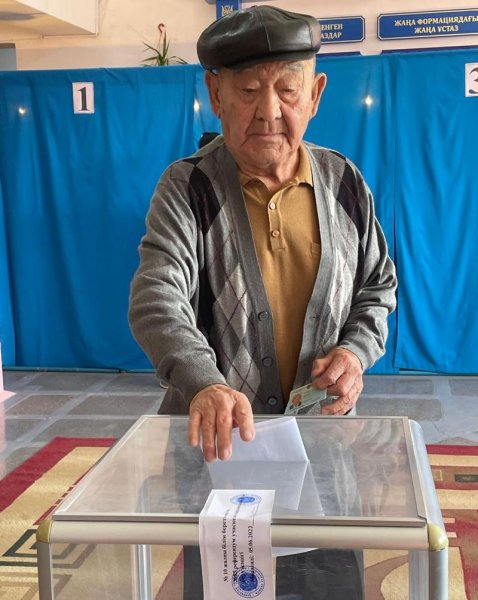 Проголосовал почётный гражданин Жанаозена