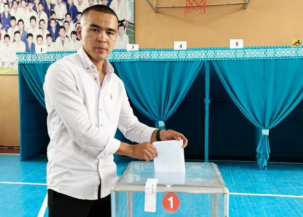 Призёр Кубка мира по кикбоксингу отдал свой голос в Мангистау