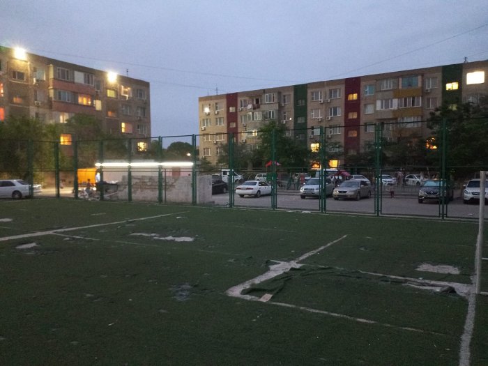 Жители 26 микрорайона Актау пожаловались на ужасное состояние футбольного поля