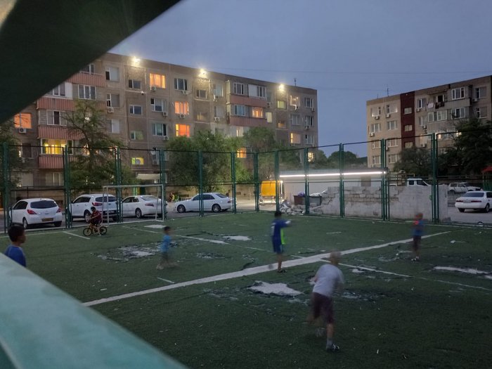 Жители 26 микрорайона Актау пожаловались на ужасное состояние футбольного поля