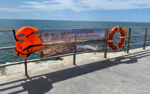 Спасательный щит установили на набережной Актау