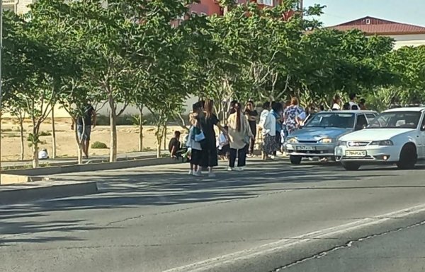 На отсутствие лавочек на остановке жалуются жители Актау