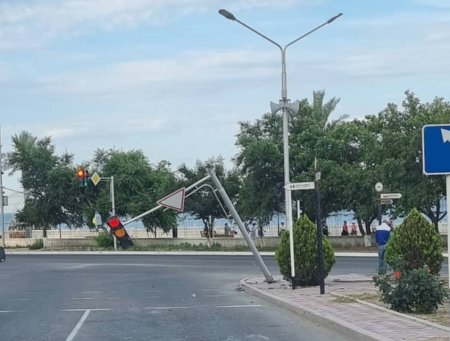 «Страшное ДТП»: автомобиль врезался в фонарный столб и перевернулся в Актау