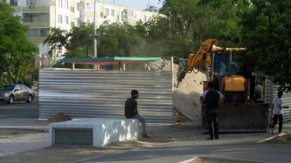 Зачем демонтировали остановку в центре Актау