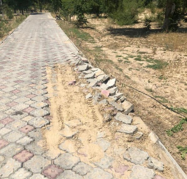 Спецтехника разрушила плитку в парке Актау