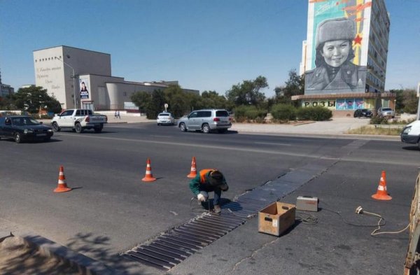 Громыхание ливневки на центральном проспекте в Актау устранили