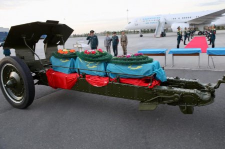 Останки воинов-казахстанцев, погибших в годы ВОВ, доставили из Москвы 