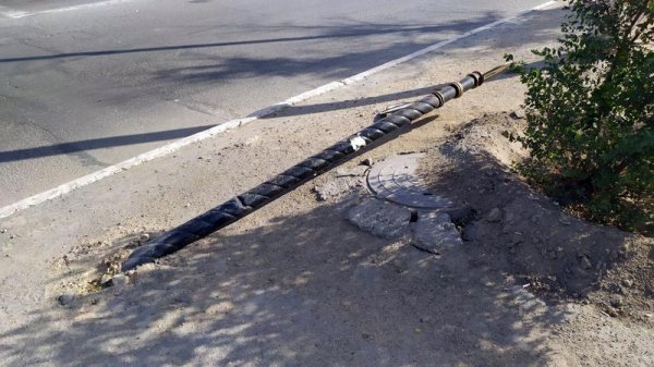 От ветра рухнул информационный столб  в Актау