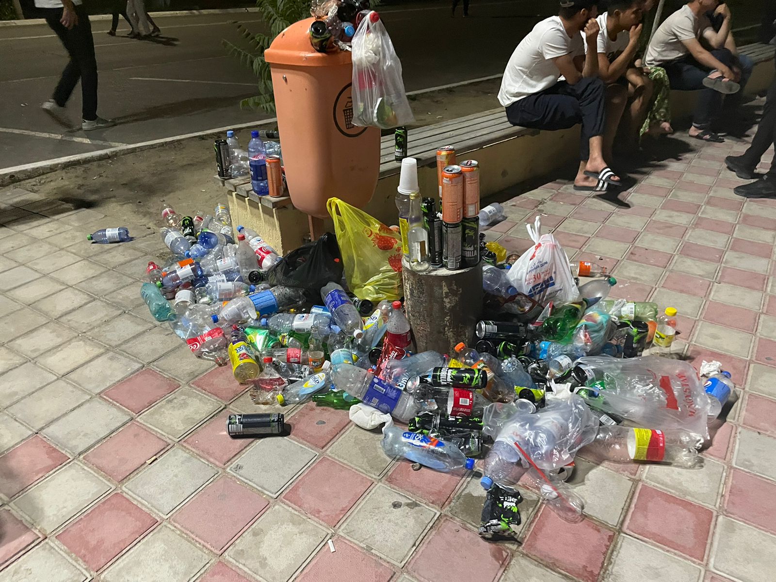 15 тысяч человек и горы мусора. Как прошел турнир «Naiza 41 х Eagle 48» в Актау