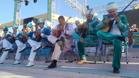 Более 200 домбристов сыграли кюи на набережной Актау