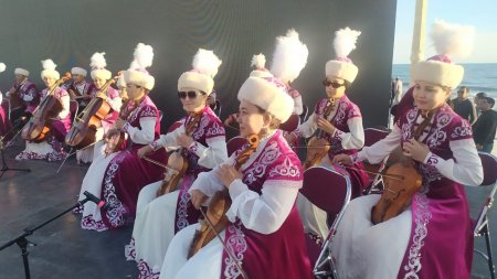 Более 200 домбристов сыграли кюи на набережной Актау