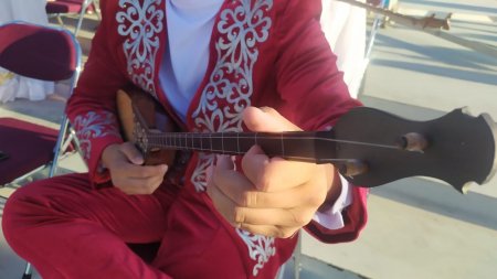 Более 200 домбристов сыграли кюи на набережной Актау