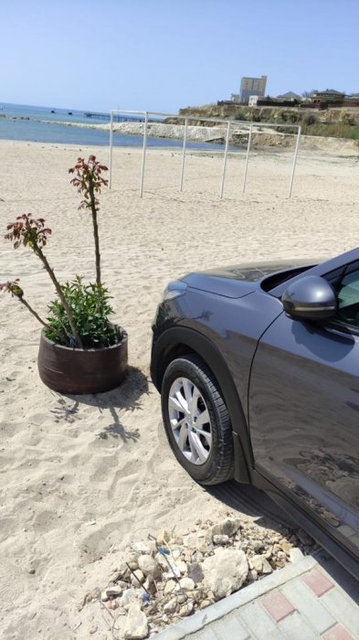 Превратили в проезжую часть: водители сносят ограждения на пляже Актау и ездят по тротуарам