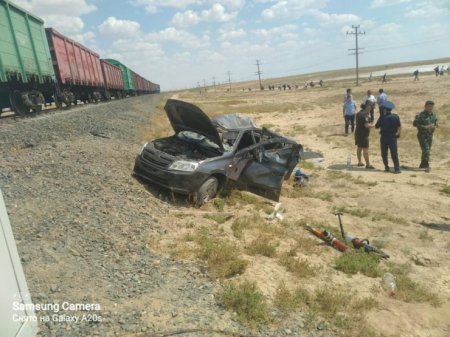 Поезд сбил автомобиль в Атырауской области. Пассажир скончался на месте