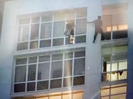17-летний подросток, рискуя жизнью, спас ребенка от падения из окна в столице