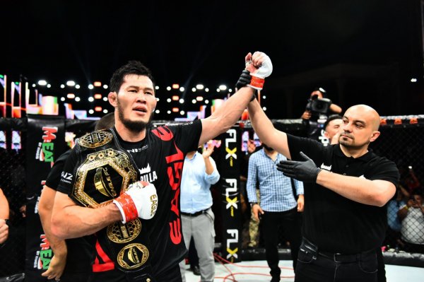 15 тысяч человек и горы мусора. Как прошел турнир «Naiza 41 х Eagle 48» в Актау