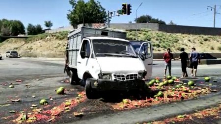 4 тонны арбузов рассыпались на дороге из-за массового ДТП в Шымкенте 