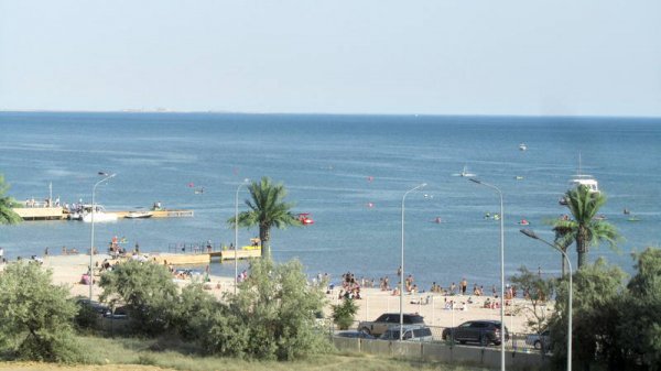 Смердящая пляжная зона в Актау - неприхотливый туристический рай