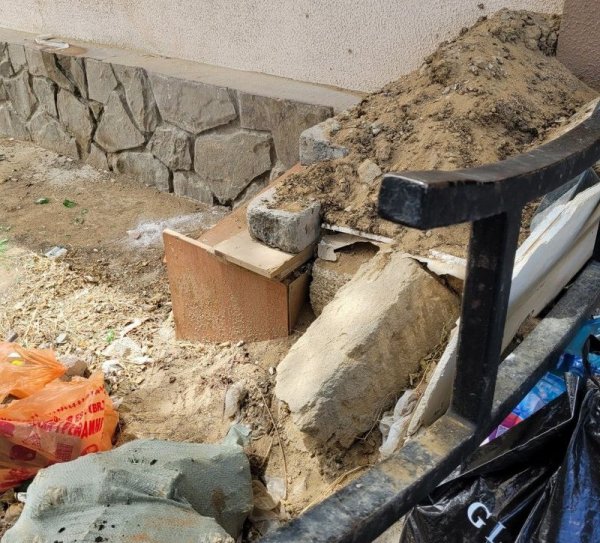 Строительные отходы и мусор: Владелец кафе в центре Актау сослался на ребрендинг