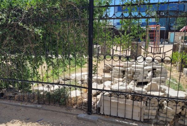 Строительные отходы и мусор: Владелец кафе в центре Актау сослался на ребрендинг