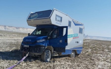 Две машины с туристами из Германии увязли в грязи в урочище Бозжыра