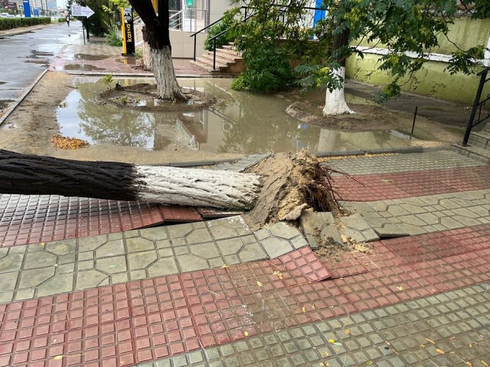 В Актау после проливных дождей  затоплены улицы