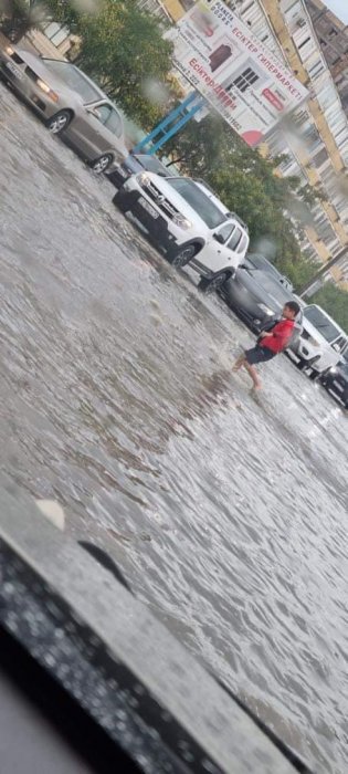 Водители Актау не торопили искавшего потерянную обувь на затопленной дороге мальчика