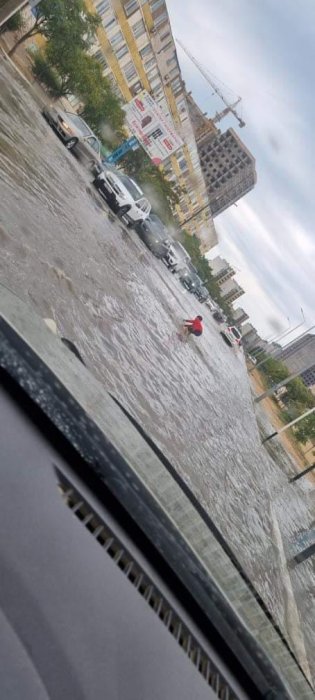 Водители Актау не торопили искавшего потерянную обувь на затопленной дороге мальчика