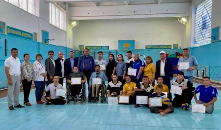 Нурлан Ногаев наградил особенных спортсменов из Жанаозена за вклад в развитие паралимпийских видов спорта