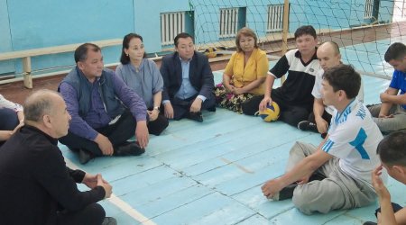 Нурлан Ногаев наградил особенных спортсменов из Жанаозена за вклад в развитие паралимпийских видов спорта