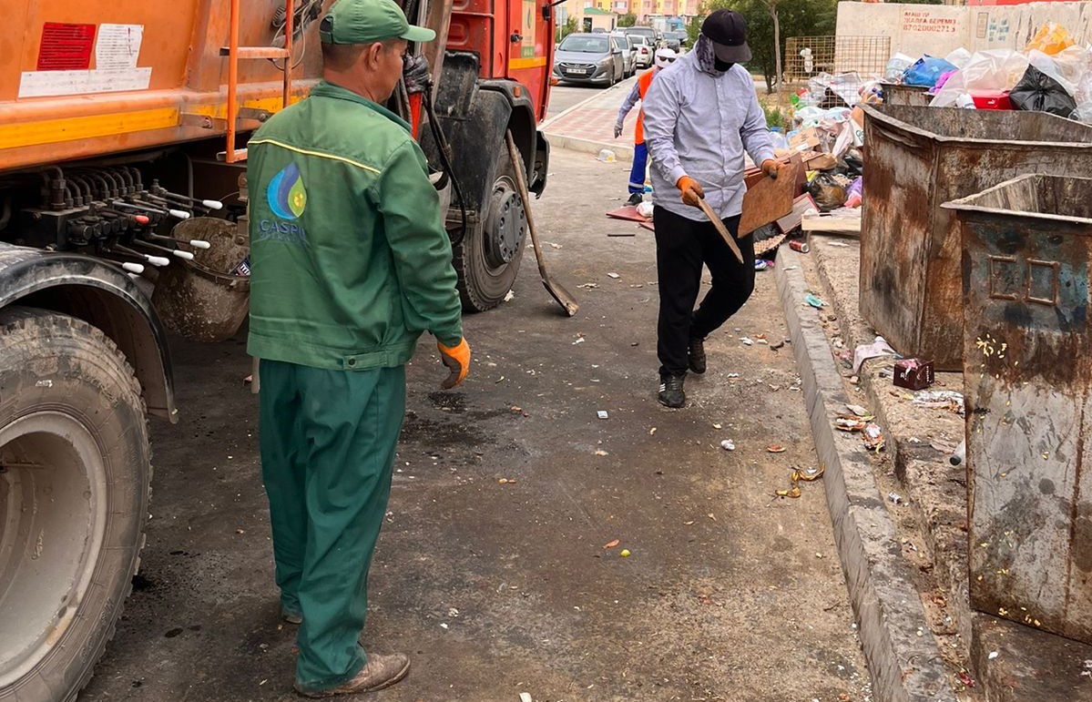 Возросшее количество отходов и дорогие запчасти: в акимате Актау назвали причины проблем с вывозом мусора