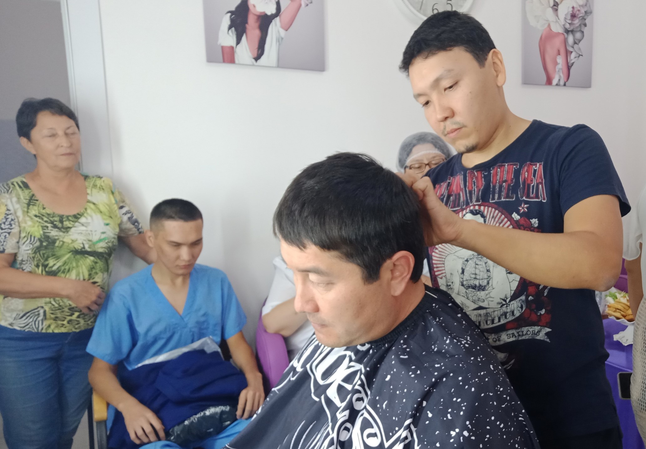 В Актау открылся салон красоты с особенными работниками