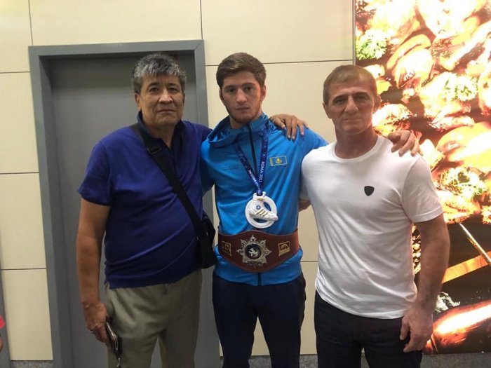 С музыкой и овациями встретили чемпиона мира Камиля Куруглиева в аэропорту Актау
