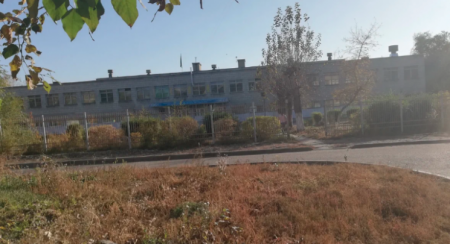 Полуголые педагоги развлекались с девушкой в школе Усть-Каменогорска