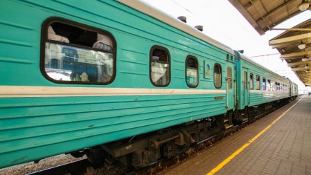 "Не было денег на билет": мужчина забрался на крышу поезда в Алматы