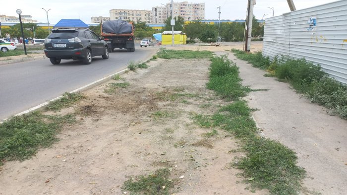 Просто в кучу у дороги! Акимат призывает жителей микрорайонов Толкын 1 и 2 заключить договор по вывозу мусора