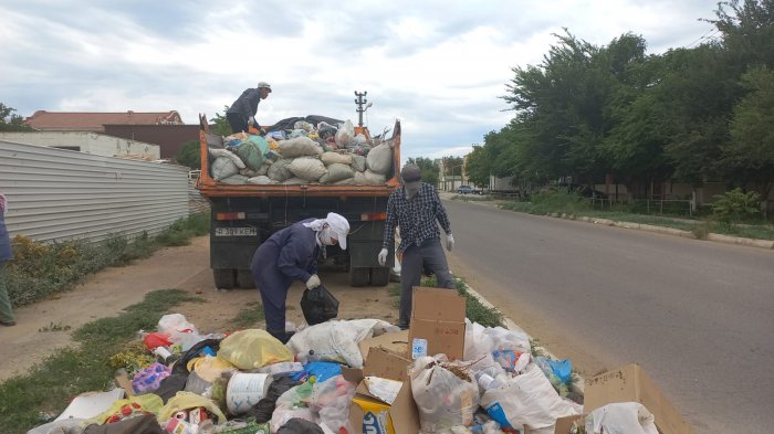 Просто в кучу у дороги! Акимат призывает жителей микрорайонов Толкын 1 и 2 заключить договор по вывозу мусора