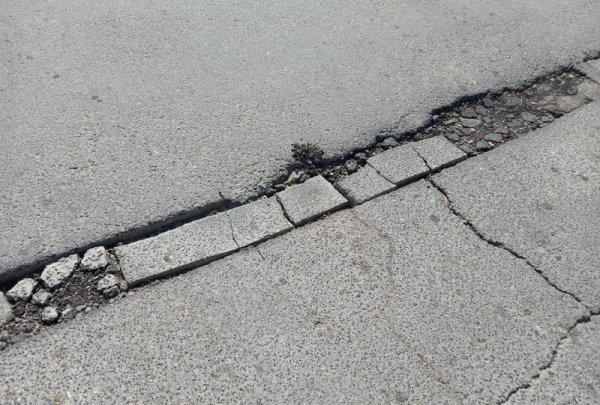 Асфальт после ремонта свалили в кучу в Актау