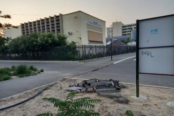 Асфальт после ремонта свалили в кучу в Актау