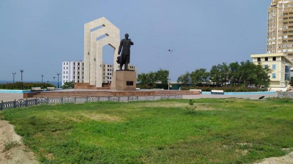 Розы дичают, сорняк колосится на клумбах спуска к морю в Актау