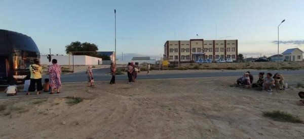 Полицейские задержали рейсовый автобус из Актау в Нукус: пассажиры жалуются на длительное пребывание возле участка с детьми