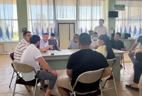 Чиновники вмешались в проблему с мусором жителей ЖК в Актау