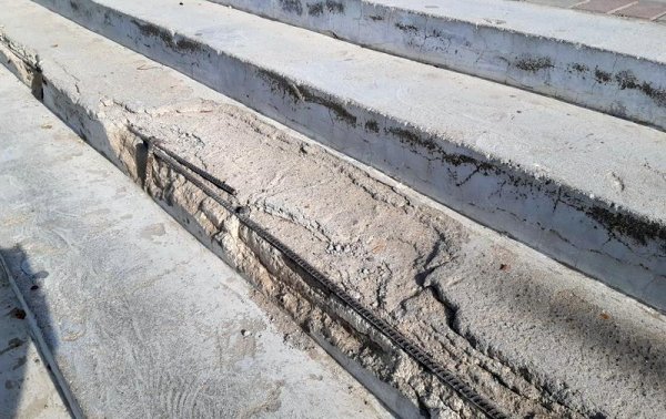 Кругом арматура: лестница на спуске к морю в Актау требует ремонта