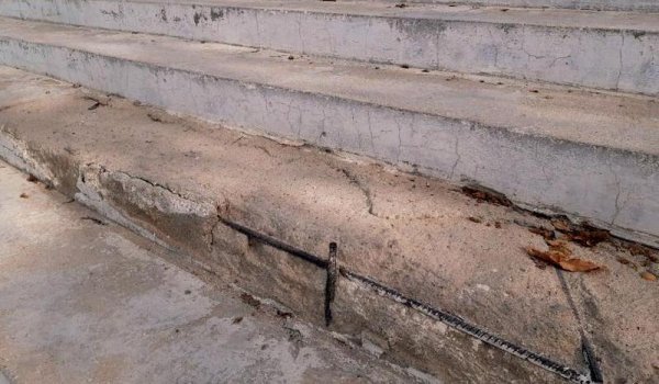 Кругом арматура: лестница на спуске к морю в Актау требует ремонта