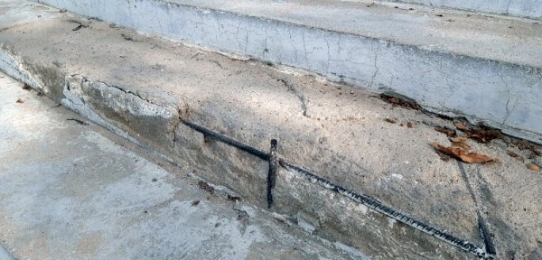Кругом арматура: лестница на спуске к морю в Актау требует ремонта