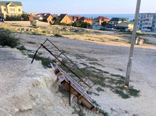 Разбитые дороги, опасные лестницы: жители Актау не могут дождаться благоустройства