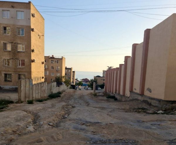 Разбитые дороги, опасные лестницы: жители Актау не могут дождаться благоустройства