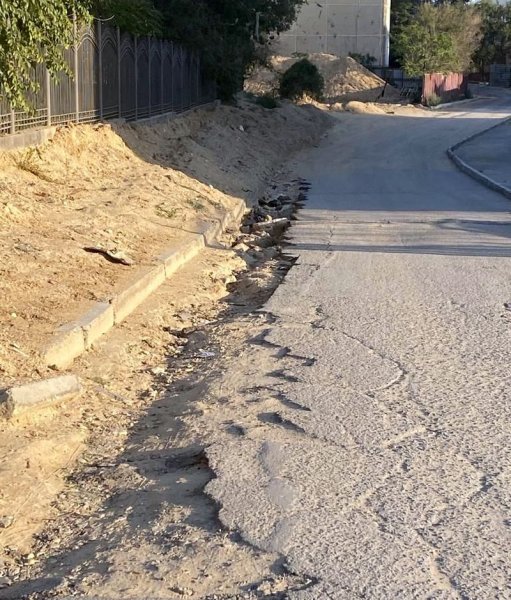 Разбитые дороги, опасные лестницы: жители Актау не могут дождаться благоустройства